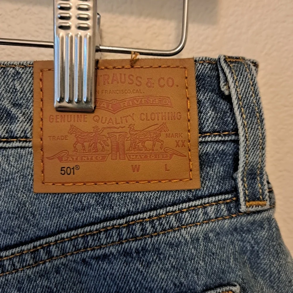Levis Premium 501 Original Denim Shorts Medium Wash Distressed Cut Off W29
